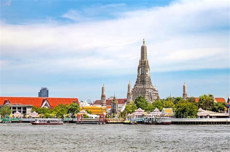  Wat Arun: Świątynia Złotego Świtu nad Rzeką Chao Phraya!