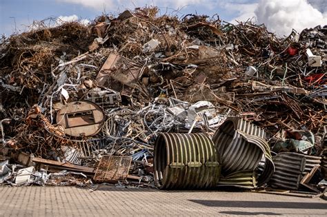 Złomowisko Samochodów w Hegang - Zapomniana Kraina Stalowych Gigantów!