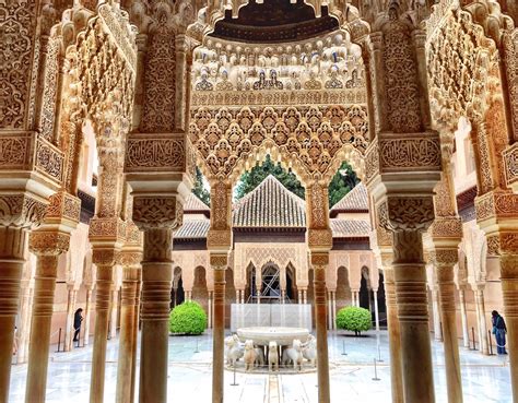 Alhambra - Zabytek Islamskiej Architektury i Oaza Spokoju w Granadzie!