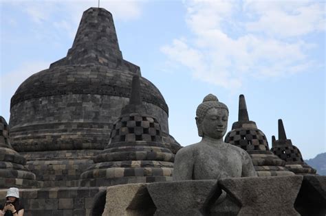 Borobudur! Zachwycająca Świątynia z Widokiem na Wulkaniczny Krajobraz