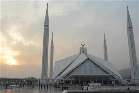 Faisal Mosque: Architektoniczne Cudownosci i Miejsce Spotkań Wiernych