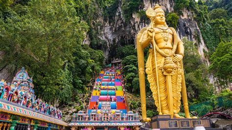 The Majestic Batu Caves: A Tapestry of Faith and Natural Splendor!