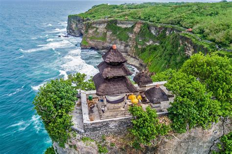 Uluwatu Temple - Perched on Cliffs and Home to Mesmerizing Kecak Dances!